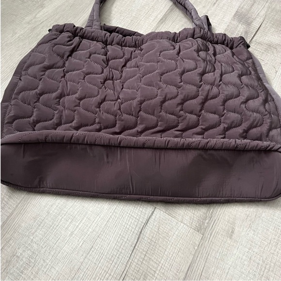 NEW FREE PEOPLE - CLOUD 9 TOTE BAG GUN METAL Quilted Trend Viral Gym Boho - Picture 5 of 12